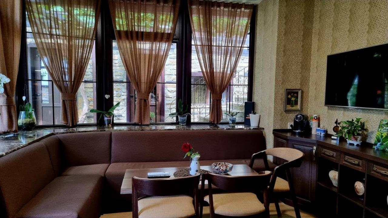 Семеен Хотел Чардаците Lovech Exterior foto